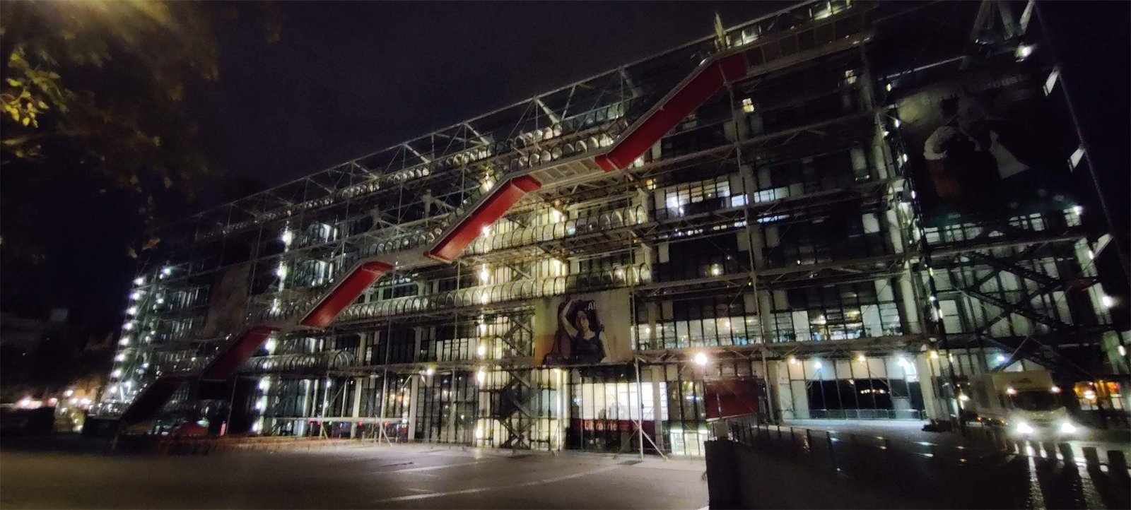 Fachada del Centre Pompidou de noche