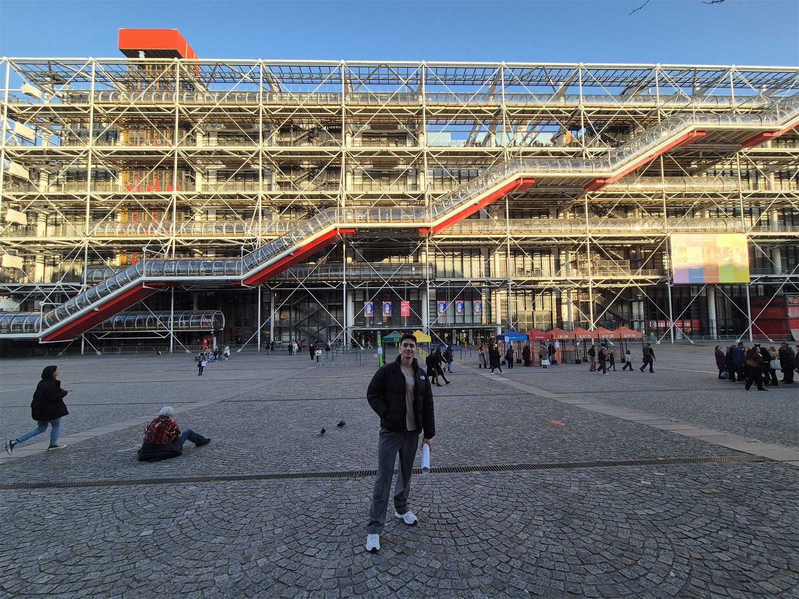 El Centre Pompidou visto desde la Place Georges-Pompidou, París