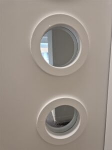 Detalle de un panel blanco con aberturas circulares