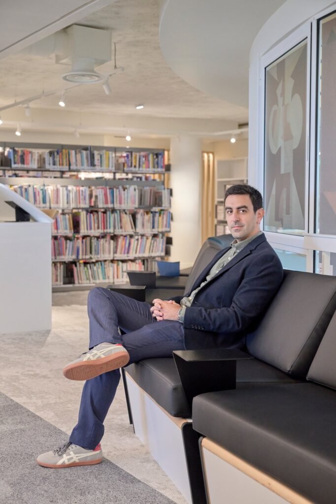Andrés Mariño Maza assis à la bibliothèque BPI Lumière, Paris