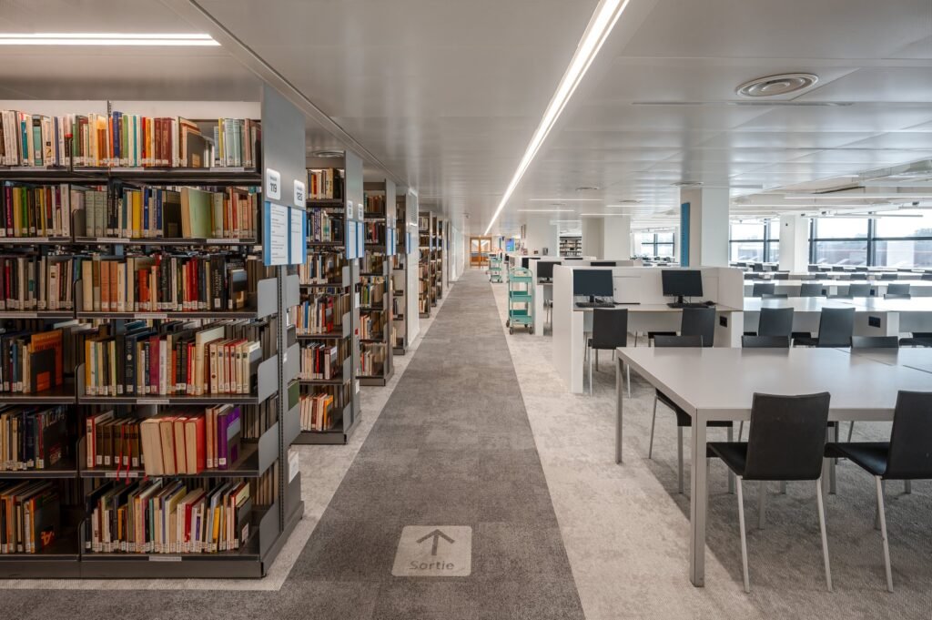 Bookshelves and study tables with computer workstations at the BPI Lumière